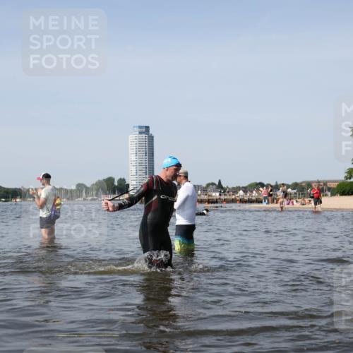 22.06.2025 - Viking Triathlon Michael Strokosch http://msf.ph/oto/8061277 22.06.2025 10:45:46 Schwimmen 95, 197, 360, 372, 425, 519, 633 meine-sportfotos.de