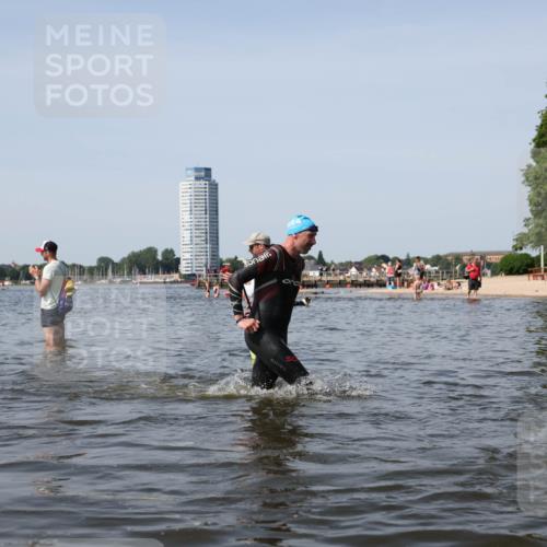 22.06.2025 - Viking Triathlon Michael Strokosch http://msf.ph/oto/8061283 22.06.2025 10:45:46 Schwimmen 95, 197, 360, 372, 425, 519, 633 meine-sportfotos.de
