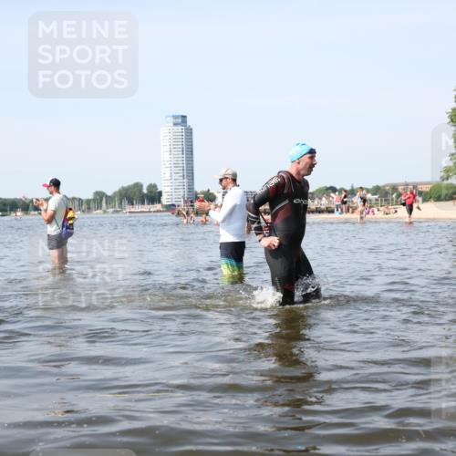22.06.2025 - Viking Triathlon Michael Strokosch http://msf.ph/oto/8061287 22.06.2025 10:45:46 Schwimmen 95, 197, 360, 372, 425, 519, 633 meine-sportfotos.de