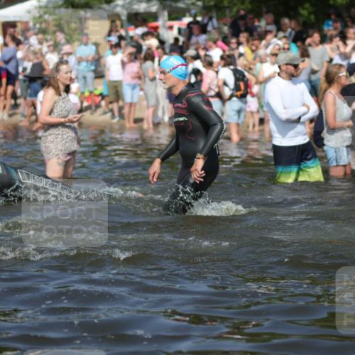 22.06.2025 - Viking Triathlon H.Heesch http://msf.ph/oto/8061343 22.06.2025 10:03:55 Schwimmen 26, 54, 77, 215, 220, 242, 315, 336, 383, 396, 433, 451, 495, 639, 657 meine-sportfotos.de