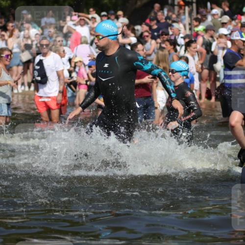 22.06.2025 - Viking Triathlon H.Heesch http://msf.ph/oto/8061371 22.06.2025 10:03:58 Schwimmen 26, 54, 77, 215, 220, 242, 315, 336, 383, 396, 433, 451, 495, 639, 657 meine-sportfotos.de