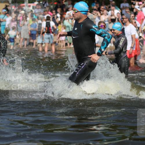 22.06.2025 - Viking Triathlon H.Heesch http://msf.ph/oto/8061391 22.06.2025 10:03:58 Schwimmen 26, 54, 77, 215, 220, 242, 315, 336, 383, 396, 433, 451, 495, 639, 657 meine-sportfotos.de