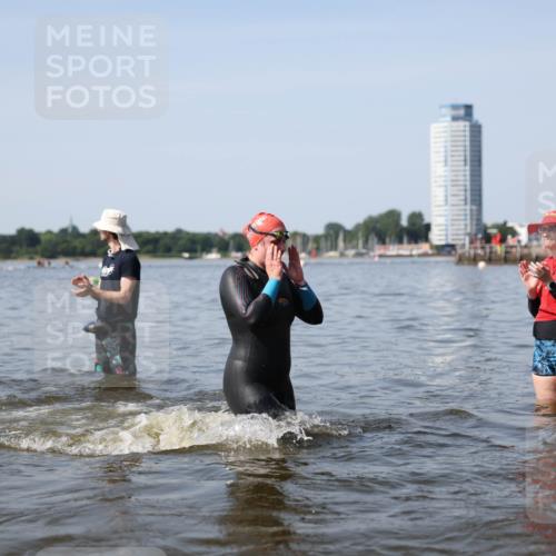 22.06.2025 - Viking Triathlon Michael Strokosch http://msf.ph/oto/8061597 22.06.2025 10:26:01 Schwimmen 49, 617, 642 meine-sportfotos.de