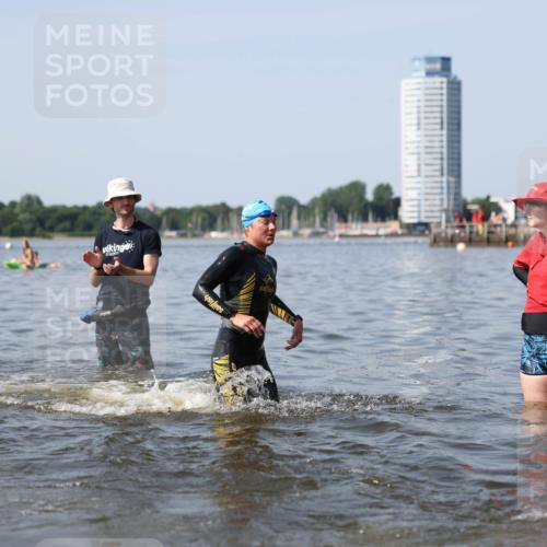 22.06.2025 - Viking Triathlon Michael Strokosch http://msf.ph/oto/8061669 22.06.2025 10:26:11 Schwimmen 9, 526, 617 meine-sportfotos.de