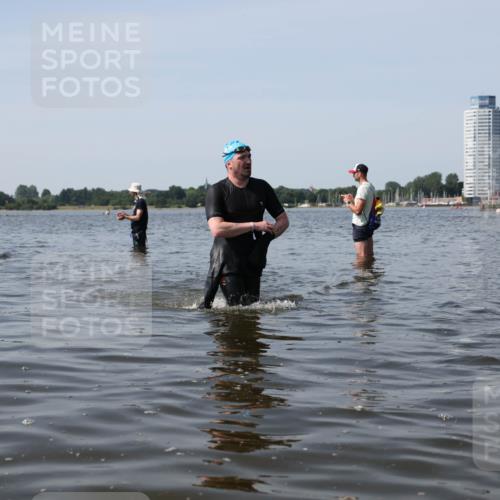 22.06.2025 - Viking Triathlon Michael Strokosch http://msf.ph/oto/8061737 22.06.2025 10:47:11 Schwimmen 51, 74, 76, 378, 421 meine-sportfotos.de