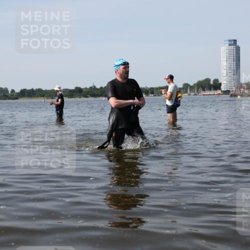 22.06.2025 - Viking Triathlon Michael Strokosch http://msf.ph/oto/8061744 22.06.2025 10:47:11 Schwimmen 51, 74, 76, 378, 421 meine-sportfotos.de
