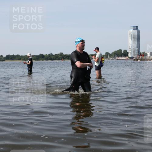 22.06.2025 - Viking Triathlon Michael Strokosch http://msf.ph/oto/8061747 22.06.2025 10:47:11 Schwimmen 51, 74, 76, 378, 421 meine-sportfotos.de