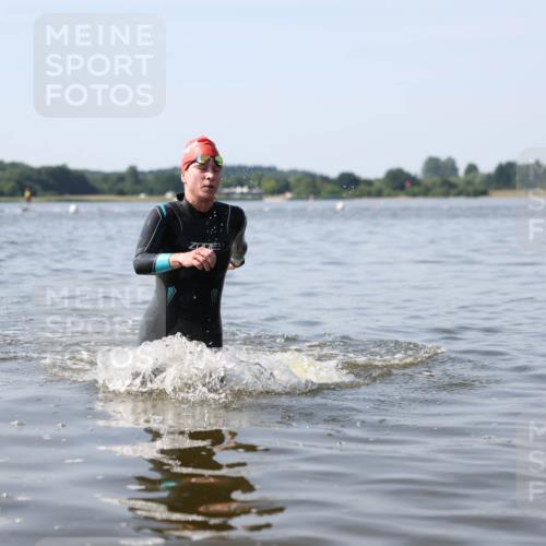 22.06.2025 - Viking Triathlon Michael Strokosch http://msf.ph/oto/8061771 22.06.2025 10:26:46 Schwimmen 610, 661 meine-sportfotos.de