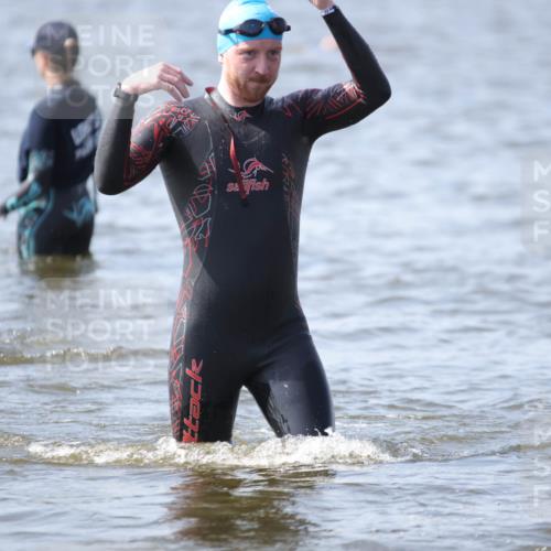 22.06.2025 - Viking Triathlon H.Heesch http://msf.ph/oto/8061830 22.06.2025 10:42:51 Schwimmen 66, 128, 133, 186, 240, 282, 309, 369, 441, 450, 624 meine-sportfotos.de