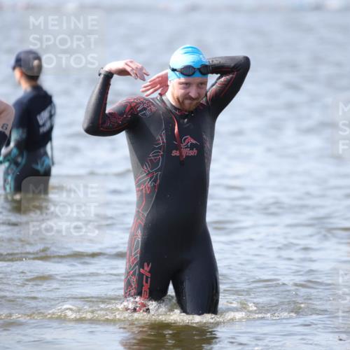22.06.2025 - Viking Triathlon H.Heesch http://msf.ph/oto/8061839 22.06.2025 10:42:51 Schwimmen 66, 128, 133, 186, 240, 282, 309, 369, 441, 450, 624 meine-sportfotos.de