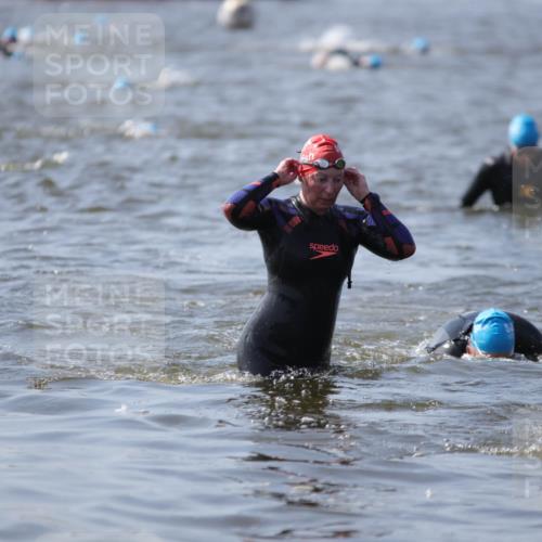 22.06.2025 - Viking Triathlon H.Heesch http://msf.ph/oto/8062437 22.06.2025 10:45:46 Schwimmen 95, 197, 360, 372, 425, 468, 519, 615, 621, 633 meine-sportfotos.de
