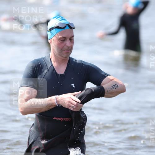 22.06.2025 - Viking Triathlon H.Heesch http://msf.ph/oto/8062510 22.06.2025 10:46:19 Schwimmen 60, 121, 144, 213, 225, 406 meine-sportfotos.de