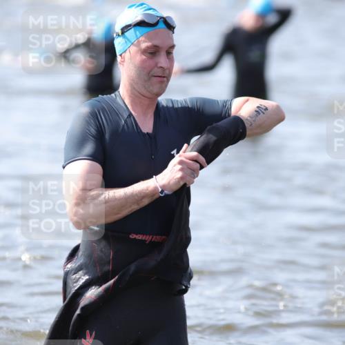 22.06.2025 - Viking Triathlon H.Heesch http://msf.ph/oto/8062513 22.06.2025 10:46:20 Schwimmen 60, 121, 144, 213, 225, 406 meine-sportfotos.de
