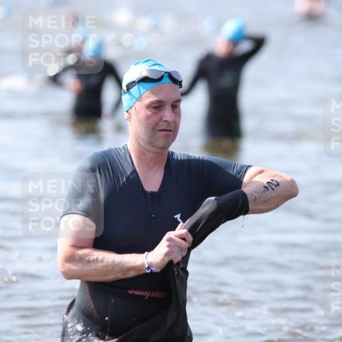 22.06.2025 - Viking Triathlon H.Heesch http://msf.ph/oto/8062519 22.06.2025 10:46:20 Schwimmen 60, 121, 144, 213, 225, 406 meine-sportfotos.de