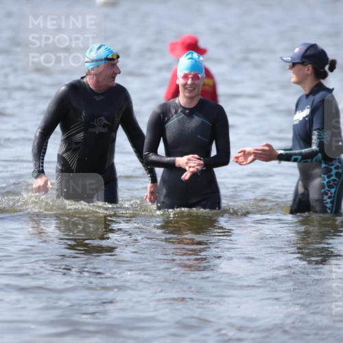 22.06.2025 - Viking Triathlon H.Heesch http://msf.ph/oto/8062525 22.06.2025 10:46:23 Schwimmen 60, 121, 143, 144, 213, 225, 333, 406, 479 meine-sportfotos.de
