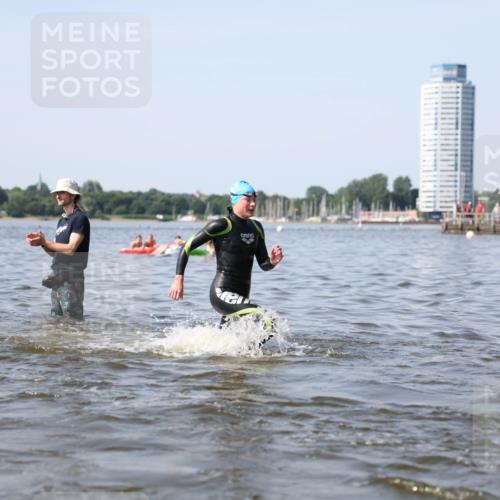 22.06.2025 - Viking Triathlon Michael Strokosch http://msf.ph/oto/8062545 22.06.2025 10:28:51 Schwimmen 15, 258, 301, 368, 384, 414, 443, 628 meine-sportfotos.de