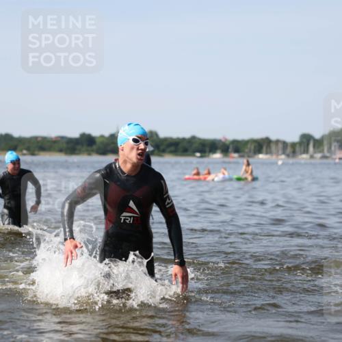 22.06.2025 - Viking Triathlon Michael Strokosch http://msf.ph/oto/8062635 22.06.2025 10:28:58 Schwimmen 12, 15, 152, 200, 301, 310, 384, 414, 443, 604, 628 meine-sportfotos.de
