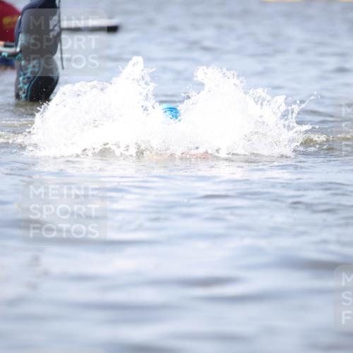 22.06.2025 - Viking Triathlon H.Heesch http://msf.ph/oto/8062749 22.06.2025 10:48:26 Schwimmen 412, 471, 494 meine-sportfotos.de