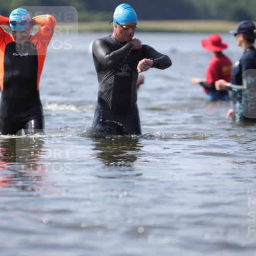 22.06.2025 - Viking Triathlon H.Heesch http://msf.ph/oto/8062865 22.06.2025 10:49:42 Schwimmen 69, 263, 270, 273, 356, 453 meine-sportfotos.de