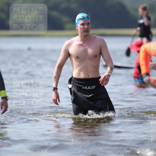 22.06.2025 - Viking Triathlon H.Heesch http://msf.ph/oto/8062878 22.06.2025 10:49:52 Schwimmen 69, 97, 140, 270, 273, 356, 453 meine-sportfotos.de