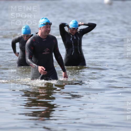 22.06.2025 - Viking Triathlon H.Heesch http://msf.ph/oto/8062932 22.06.2025 10:50:19 Schwimmen 24, 202, 418, 431, 463 meine-sportfotos.de