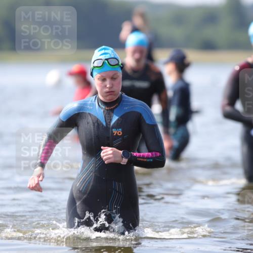 22.06.2025 - Viking Triathlon H.Heesch http://msf.ph/oto/8063033 22.06.2025 10:51:22 Schwimmen 422, 436, 477 meine-sportfotos.de