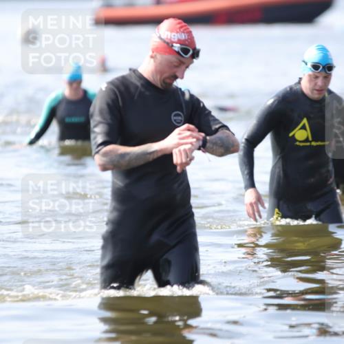 22.06.2025 - Viking Triathlon H.Heesch http://msf.ph/oto/8063134 22.06.2025 10:52:45 Schwimmen 106, 160, 656 meine-sportfotos.de
