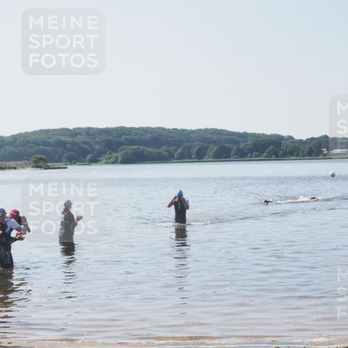 22.06.2025 - Viking Triathlon MichiJ http://msf.ph/oto/8063330 22.06.2025 10:24:42 Schwimmen 329 meine-sportfotos.de