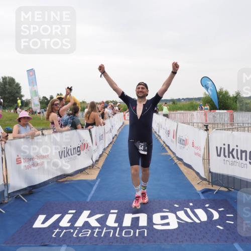 22.06.2025 - Viking Triathlon MichiJ http://msf.ph/oto/8082259 22.06.2025 16:01:11 Ziel 54, 378 meine-sportfotos.de