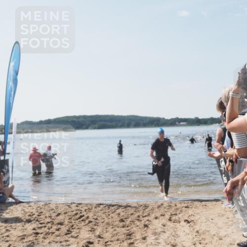 22.06.2025 - Viking Triathlon MichiJ http://msf.ph/oto/8088770 22.06.2025 10:36:46 Schwimmen 331, 332 meine-sportfotos.de