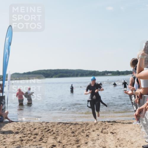 22.06.2025 - Viking Triathlon MichiJ http://msf.ph/oto/8088783 22.06.2025 10:36:47 Schwimmen 331, 332 meine-sportfotos.de