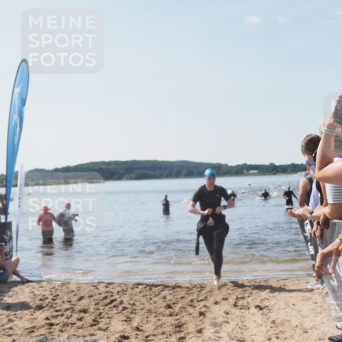 22.06.2025 - Viking Triathlon MichiJ http://msf.ph/oto/8088793 22.06.2025 10:36:47 Schwimmen 331, 332 meine-sportfotos.de