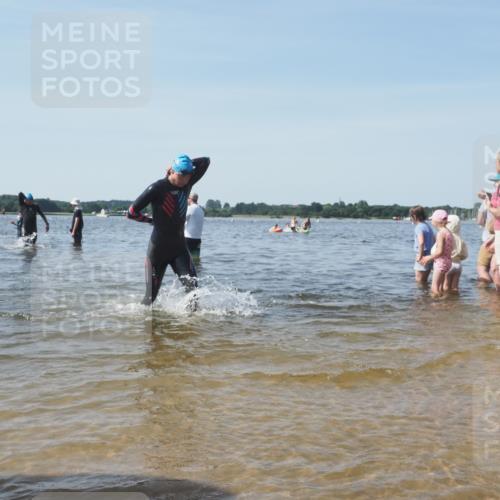 22.06.2025 - Viking Triathlon KatJ http://msf.ph/oto/8096180 22.06.2025 10:30:59 Schwimmen 45, 162, 237, 347, 352, 444, 510, 549 meine-sportfotos.de