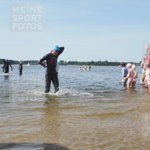 22.06.2025 - Viking Triathlon KatJ http://msf.ph/oto/8096199 22.06.2025 10:30:59 Schwimmen 45, 162, 237, 347, 352, 444, 510, 549 meine-sportfotos.de