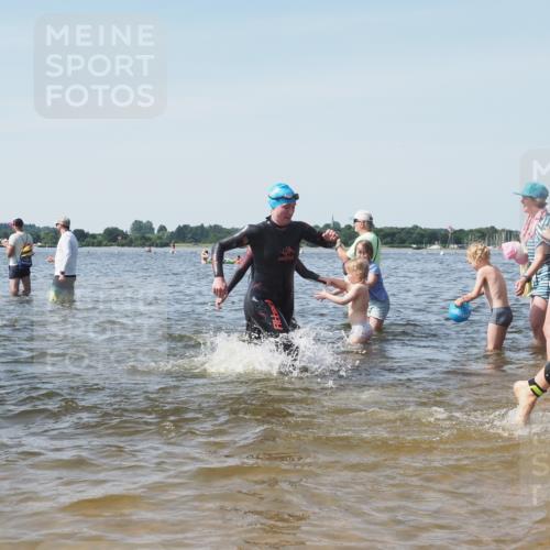 22.06.2025 - Viking Triathlon KatJ http://msf.ph/oto/8109686 22.06.2025 10:38:59 Schwimmen 26, 40, 57, 79, 135, 148, 181, 185, 210, 211, 336, 351, 408, 416, 451, 654 meine-sportfotos.de