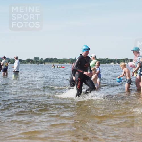 22.06.2025 - Viking Triathlon KatJ http://msf.ph/oto/8109705 22.06.2025 10:38:59 Schwimmen 26, 40, 57, 79, 135, 148, 181, 185, 210, 211, 336, 351, 408, 416, 451, 654 meine-sportfotos.de
