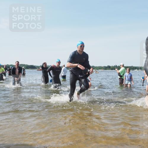 22.06.2025 - Viking Triathlon KatJ http://msf.ph/oto/8109931 22.06.2025 10:39:04 Schwimmen 26, 40, 57, 79, 148, 181, 185, 210, 295, 351, 408, 416, 451, 654 meine-sportfotos.de