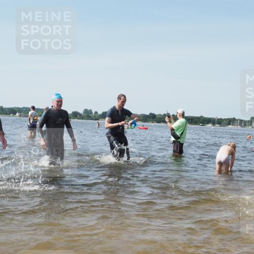 22.06.2025 - Viking Triathlon KatJ http://msf.ph/oto/8111048 22.06.2025 10:39:40 Schwimmen 25, 29, 86, 93, 117, 138, 150, 244, 337, 423, 518, 529 meine-sportfotos.de