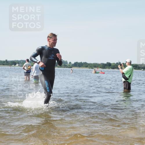 22.06.2025 - Viking Triathlon KatJ http://msf.ph/oto/8111327 22.06.2025 10:39:49 Schwimmen 25, 29, 86, 244, 283, 423, 437, 518 meine-sportfotos.de