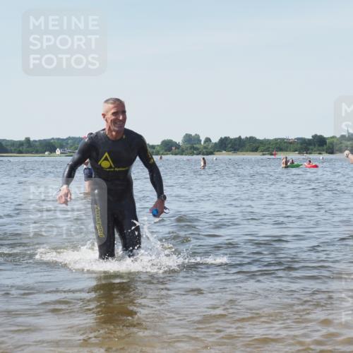 22.06.2025 - Viking Triathlon KatJ http://msf.ph/oto/8111847 22.06.2025 10:40:15 Schwimmen 248, 375, 379, 385, 394, 487, 517, 538, 553 meine-sportfotos.de
