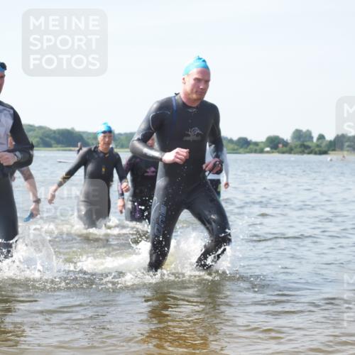 22.06.2025 - Viking Triathlon KatJ http://msf.ph/oto/8119641 22.06.2025 10:47:24 Schwimmen 23, 74, 76, 267, 421, 547 meine-sportfotos.de