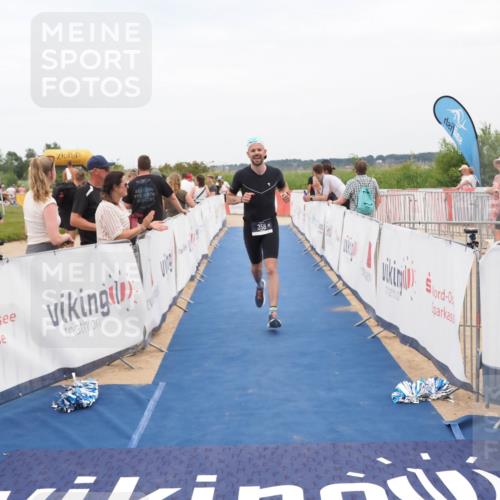 22.06.2025 - Viking Triathlon MichiJ http://msf.ph/oto/8124887 22.06.2025 15:19:29 Ziel 358 meine-sportfotos.de