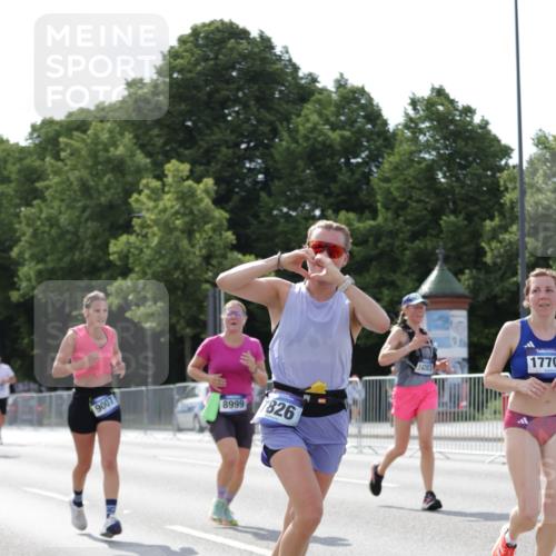 29.06.2025 - hella hamburg halbmarathon Jannik Wohlers http://msf.ph/oto/8139629 29.06.2025 10:04:45 Lombardsbrücke 1863, 2424, 3071, 3413, 3578, 4220, 6059, 6907, 6908, 7302, 7826, 8089, 8999, 9007, 9165, 11595, 13327, 13717, 14203, 16134, 16478, 17112, 17707, 17818, 18189, 18556, 18616, 18617, 19034 meine-sportfotos.de