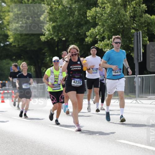 29.06.2025 - hella hamburg halbmarathon Jannik Wohlers http://msf.ph/oto/8139678 29.06.2025 10:04:49 Lombardsbrücke 1863, 2288, 2424, 3071, 3413, 3578, 4220, 6059, 6907, 6908, 7826, 8089, 8999, 9007, 9075, 9165, 9559, 9680, 10694, 12557, 13221, 13327, 13717, 14203, 16478, 16847, 17707, 18189, 18616, 18617, 19034 meine-sportfotos.de