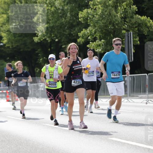 29.06.2025 - hella hamburg halbmarathon Jannik Wohlers http://msf.ph/oto/8139692 29.06.2025 10:04:49 Lombardsbrücke 1863, 2288, 2424, 3071, 3413, 3578, 4220, 6059, 6907, 6908, 7826, 8089, 8999, 9007, 9075, 9165, 9559, 9680, 10694, 12557, 13221, 13327, 13717, 14203, 16478, 16847, 17707, 18189, 18616, 18617, 19034 meine-sportfotos.de