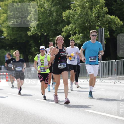 29.06.2025 - hella hamburg halbmarathon Jannik Wohlers http://msf.ph/oto/8139695 29.06.2025 10:04:49 Lombardsbrücke 1863, 2288, 2424, 3071, 3413, 3578, 4220, 6059, 6907, 6908, 7826, 8089, 8999, 9007, 9075, 9165, 9559, 9680, 10694, 12557, 13221, 13327, 13717, 14203, 16478, 16847, 17707, 18189, 18616, 18617, 19034 meine-sportfotos.de
