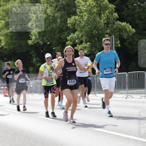 29.06.2025 - hella hamburg halbmarathon Jannik Wohlers http://msf.ph/oto/8139704 29.06.2025 10:04:49 Lombardsbrücke 1863, 2288, 2424, 3071, 3413, 3578, 4220, 6059, 6907, 6908, 7826, 8089, 8999, 9007, 9075, 9165, 9559, 9680, 10694, 12557, 13221, 13327, 13717, 14203, 16478, 16847, 17707, 18189, 18616, 18617, 19034 meine-sportfotos.de
