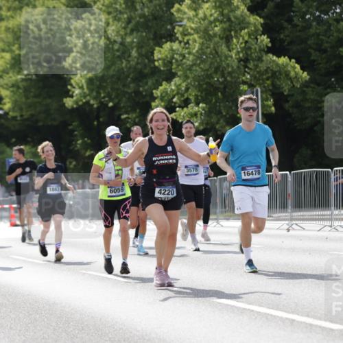 29.06.2025 - hella hamburg halbmarathon Jannik Wohlers http://msf.ph/oto/8139708 29.06.2025 10:04:49 Lombardsbrücke 1863, 2288, 2424, 3071, 3413, 3578, 4220, 6059, 6907, 6908, 7826, 8089, 8999, 9007, 9075, 9165, 9559, 9680, 10694, 12557, 13221, 13327, 13717, 14203, 16478, 16847, 17707, 18189, 18616, 18617, 19034 meine-sportfotos.de