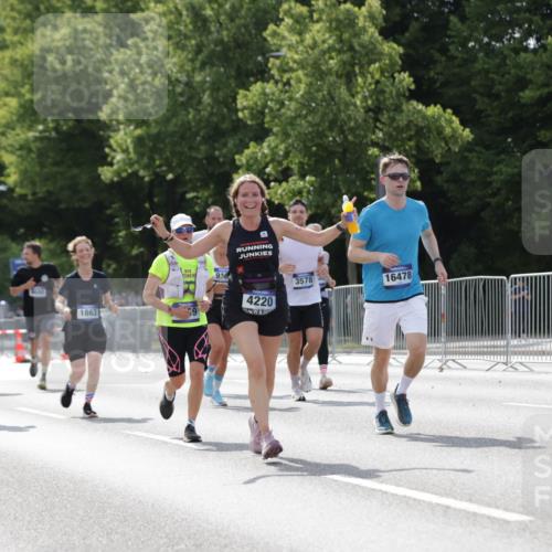 29.06.2025 - hella hamburg halbmarathon Jannik Wohlers http://msf.ph/oto/8139715 29.06.2025 10:04:49 Lombardsbrücke 1863, 2288, 2424, 3071, 3413, 3578, 4220, 6059, 6907, 6908, 7826, 8089, 8999, 9007, 9075, 9165, 9559, 9680, 10694, 12557, 13221, 13327, 13717, 14203, 16478, 16847, 17707, 18189, 18616, 18617, 19034 meine-sportfotos.de