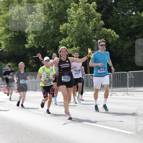 29.06.2025 - hella hamburg halbmarathon Jannik Wohlers http://msf.ph/oto/8139719 29.06.2025 10:04:50 Lombardsbrücke 1863, 2288, 2424, 3071, 3413, 3578, 4220, 6059, 6907, 6908, 7826, 8089, 8999, 9007, 9075, 9165, 9559, 9680, 10694, 12557, 13221, 13327, 13717, 14203, 16092, 16478, 16847, 17707, 18189, 18616, 18617, 19034 meine-sportfotos.de
